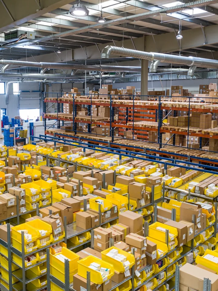 Ambiente técnico corporativo e industrial com estação de trabalho